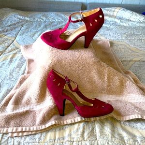 Platform cranberry colored faux suede high heels size 9 by Qupid